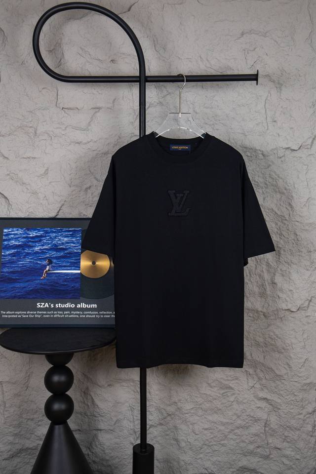 款号M024 Louis Vuitton2025S万针立体绣，采用280克36支活性环保面料，同缸定织定染原版同色螺纹，万针毛巾绣工艺，全套定制辅料，内里包边包