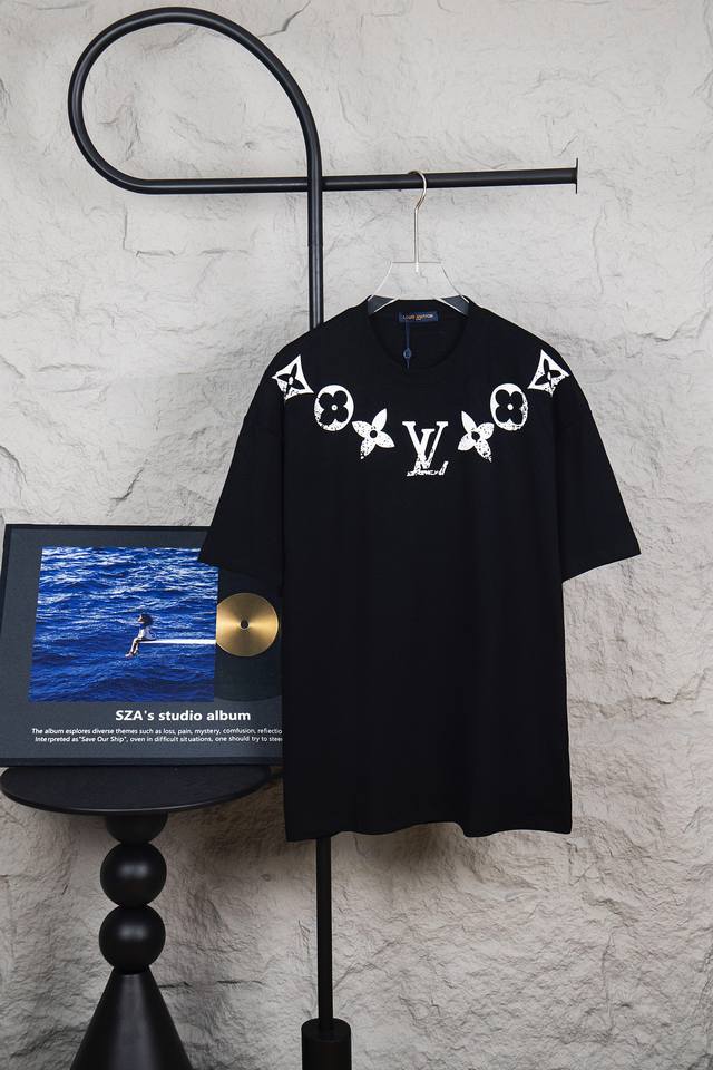 款号：M103 Louis Vuitton 路易威登项链经典图案圆领短袖T恤 面料: 300重磅纯棉，随意对比 采用特定重磅32S精棉平纹针织面料，300克重；