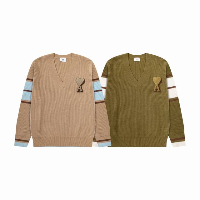 8201# Ami paris2025[秋冬新品]周翊然同款爱心毛巾绣提花Adc羊毛V领毛衣 学院风 男女同款Oversize版型 颜色：驼色 棕绿色 码数S-