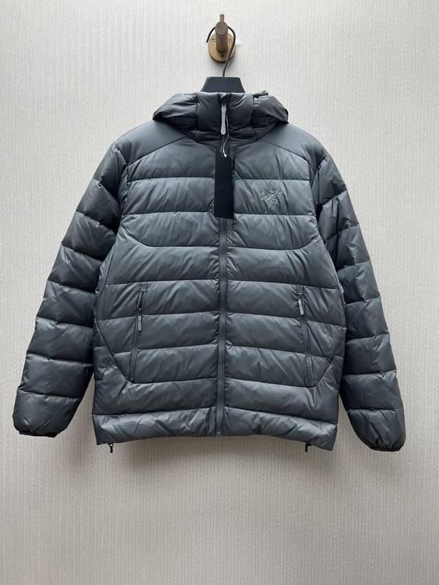 A*C‘Teryx 24Ss新款羽绒夹克 保暖耐用的羽绒连帽夹克 胸前自带品牌Logo刺绣 高版本 码数：M.L.Xl.Xxl.
