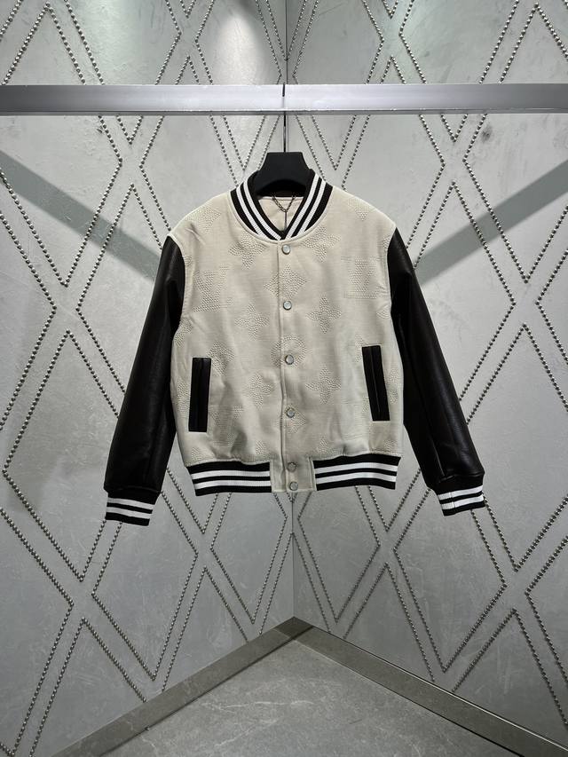 驴家 24Ss新款外套采用顶级真皮材质，细腻的触感如同婴儿肌肤般柔软顺滑，每一寸都散发着奢华的光泽。真皮的耐用性与质感相得益彰，随着穿着时间的增长，更会沉淀出独