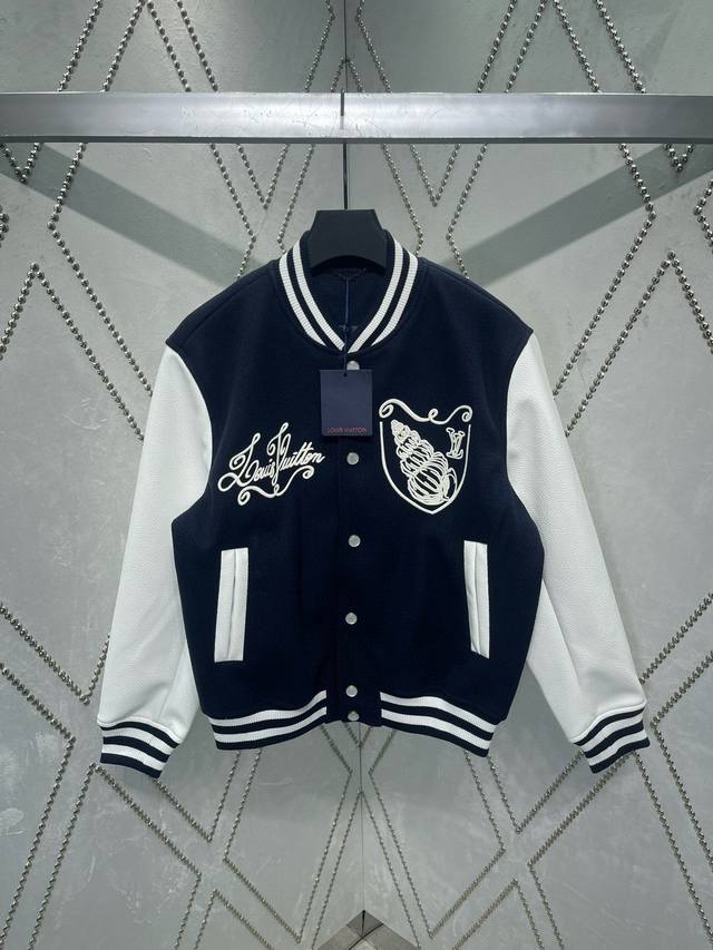 驴家 24Ss新款棒球夹克融合绵羊毛衣身和皮革衣袖，为经典廓形注入航海风潮。衣身 Lv Seashells 刺绣呈现复古路易威登标识和精致贝壳图案，背后的 Lv
