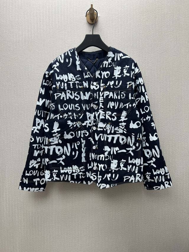 驴家 25Ss新款牛仔夹克出自 pharrell Williams 与 Nigo 联袂打造的 2025 秋冬系列，以日本传统书法和西方街头艺术演绎 Lv Scr