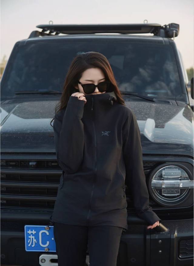 款号:D519 春秋款 黑色模特上身效果图 Arcteryx 始祖鸟 Gamma Lt Hoody男女款轻量保暖防风软壳 四色冲锋衣 顶级品质 纯原版本 对比Z
