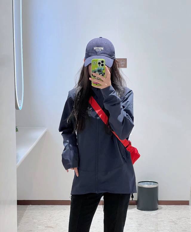 款号:D519 春秋款 宝石蓝模特上身效果图 Arcteryx 始祖鸟 Gamma Lt Hoody男女款轻量保暖防风软壳 四色冲锋衣 顶级品质 纯原版本 对比