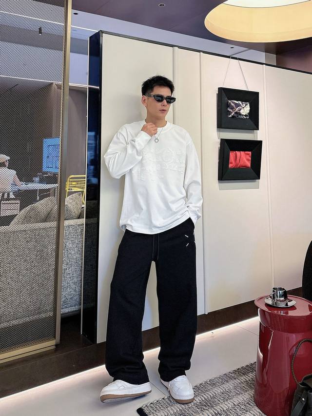 衣服 p ，裤子 p 。马吉拉 新品！* 1V* 大克重纯棉洗水 炒色长袖，前幅立体3D贴布绣，爆款现货 简约基础衣橱神器， 休闲百搭必备款 做工走线质感一流。