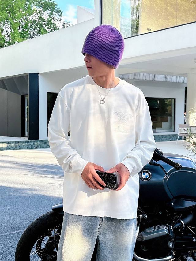 裤子 p ，衣服 p260。爆款上架，驴牌Lv 新款长袖。设计经典Lv字母立体刺绣 贴补 元素融合打造本季必入专柜爆款，定制新疆纯棉面料 舒适度、亲肤感极高。前