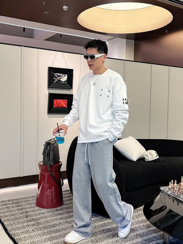 衣服 p ，裤子 p 。Mm6*马吉拉Fw秋冬新款情侣拼接毛圈卫裤上身版型真的绝了水洗棉面料超柔软上身巨舒服包容性好后口袋整体细节立体刺绣Logo到位～休闲街头