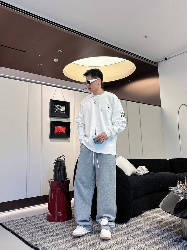 衣服 p ，裤子 p 。Mm6*马吉拉Fw秋冬新款情侣拼接毛圈卫裤上身版型真的绝了水洗棉面料超柔软上身巨舒服包容性好后口袋整体细节立体刺绣Logo到位～休闲街头