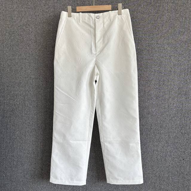 LV 2025Fw 秋冬新款 直筒压花西装长裤 定制棉质混纺面料 全幅 Macro Monogram 压纹提花 映现别致浮雕效果 意式口袋 镶边后袋 简单设计款