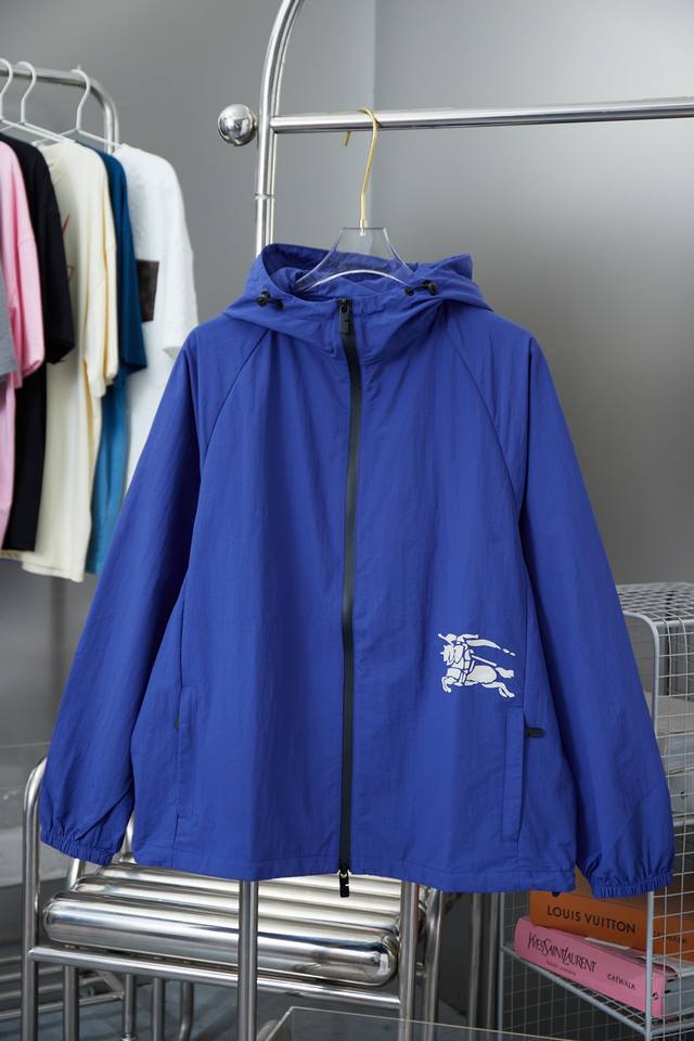 Bbr 男款装饰马术骑士徽标 Ekd 贴花尼龙连帽外套 质地轻盈，呈现休闲版型。来自 Burberry 经典之作系列，以鲜明品牌风格诠释衣橱必备款式。 详细特征