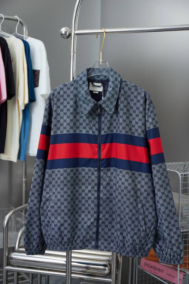 古驰 Gc 暗纹老花满印织带1921印花夹克外套 轻奢主义 男女日常通勤穿搭必备单品 正确版本 欢迎对比 详细特征 面纱底纱采用100% 锦纶材质 进口印花机数