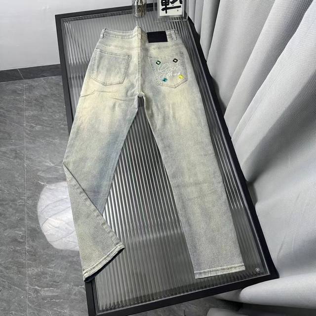 款号Cc912 Goodbrand最新超柔刺绣牛仔裤 顶级用料超柔高棉水洗牛仔面料每一件水洗费用高达常规工艺三倍之多 触感极致细腻 质感非常好 全身简约大气设计