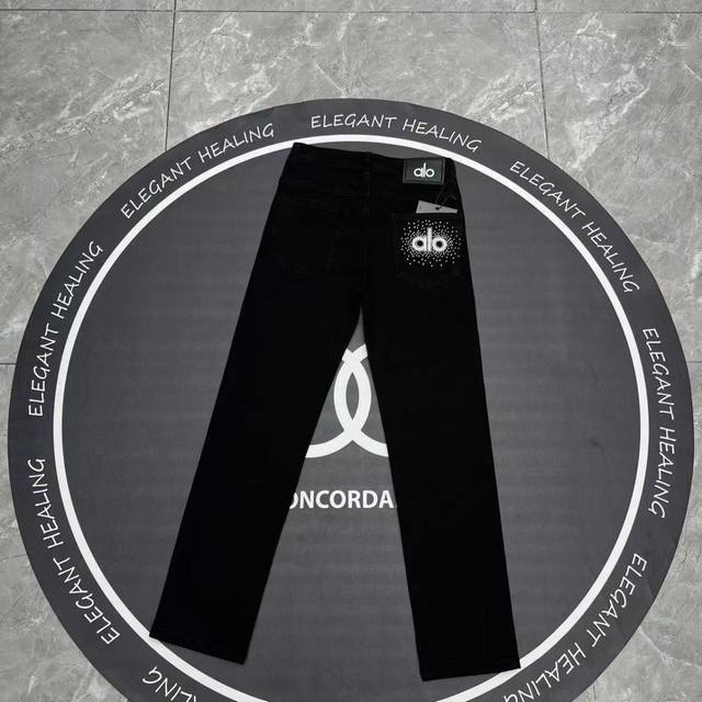 款号Cc910 Goodbrand最新超柔牛仔裤 顶级用料超柔高棉水洗牛仔面料每一件水洗费用高达常规工艺三倍之多 触感极致细腻 质感非常好 全身简约大气设计 极