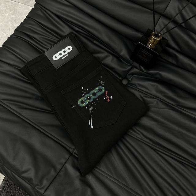 款号Cc906 Goodbrand最新超柔印花牛仔裤 顶级用料超柔高棉水洗牛仔面料每一件水洗费用高达常规工艺三倍之多 触感极致细腻 质感非常好 全身简约大气设计