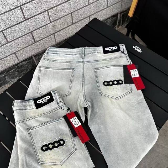 款号Cc894 Goodbrand最新超柔烫钻牛仔裤 顶级用料超柔高棉水洗牛仔面料每一件水洗费用高达常规工艺三倍之多 触感极致细腻 质感非常好 全身简约大气设计