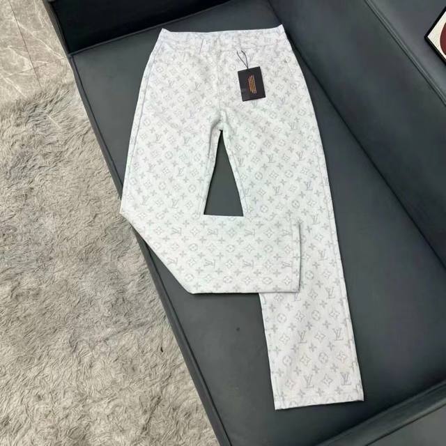 款号Cc685 Lv 路易威登 驴家最新印花超柔牛仔裤 驴家顶级用料超柔高棉水洗牛仔面料每一件水洗费用高达常规工艺三倍之多 触感极致细腻 质感非常好 全身简约大