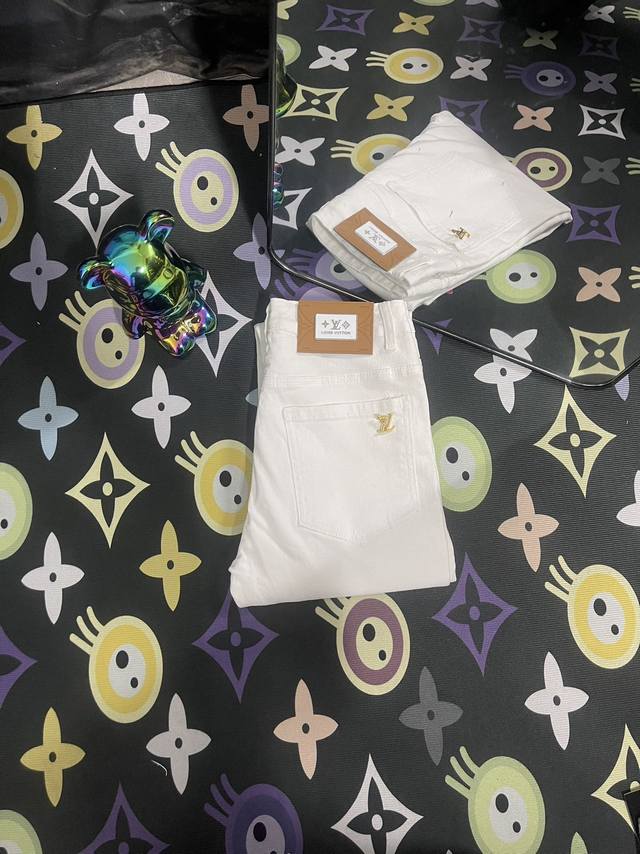 款号Cc859 Lv 路易威登驴家最新超柔牛仔裤 驴家顶级用料超柔高棉水洗牛仔面料每一件水洗费用高达常规工艺三倍之多 触感极致细腻 质感非常好 全身简约大气设计