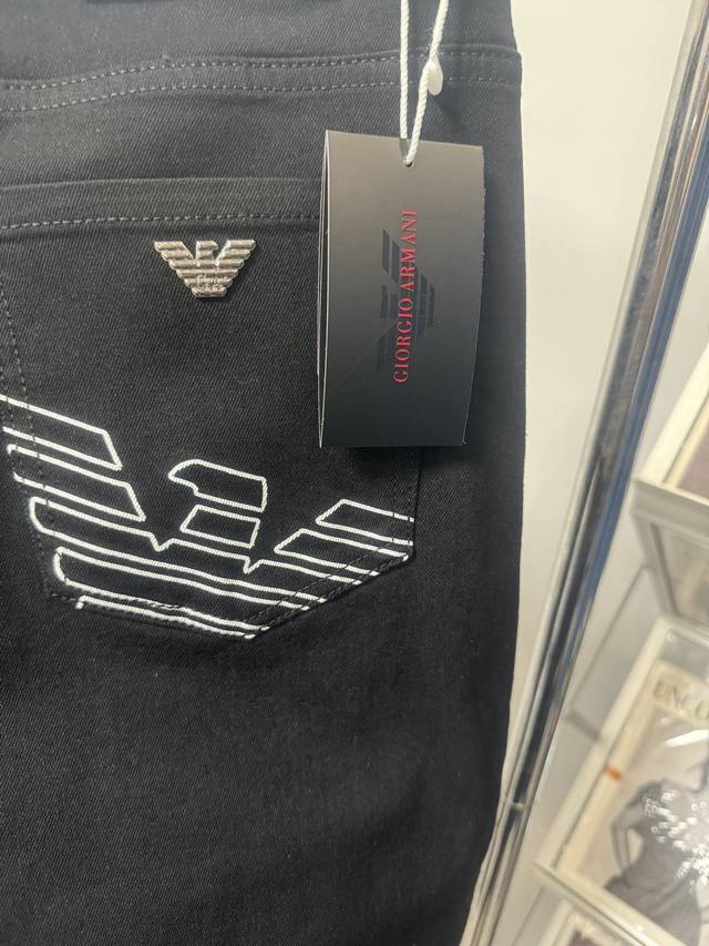 款号Cc536 秋冬新款 经典百搭Amani阿玛尼牛仔裤 后袋开模定制五金标识，非常标签化，高级皮牌属于灵魂式的存在，复古且时髦摩登，完美标榜了品牌的身份！ 客