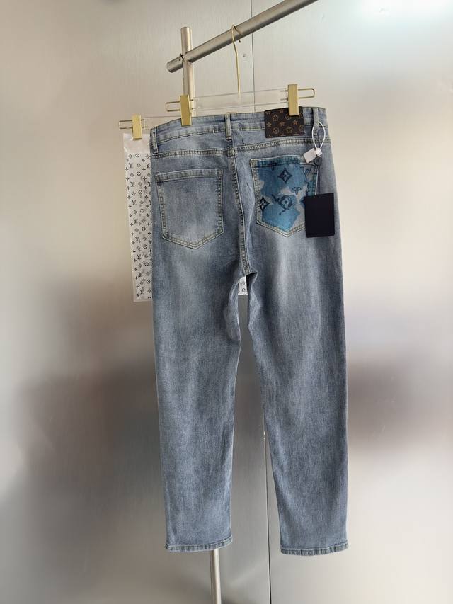 Oc-489 Lv路易威登 牛仔裤 修身剪裁 面料带弹力 重洗水 颜色超正 后口袋钢印水印图案 码数：M-Xxl 尺码 M L Xl Xxl 推荐体重 裤长 9