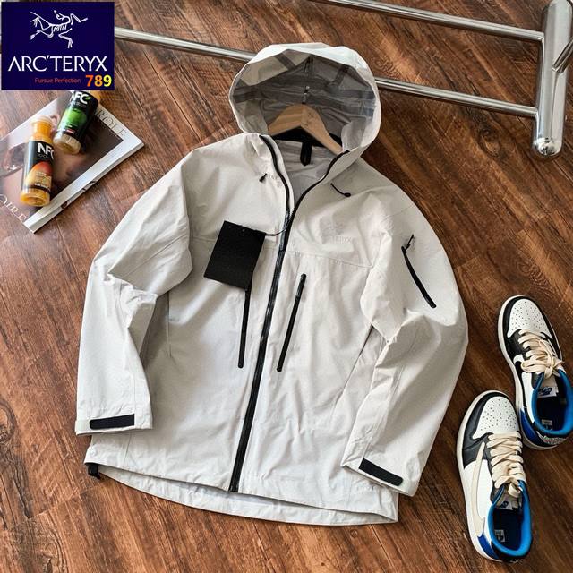 始祖鸟Sv硬壳冲锋衣 印花版本 Arc‘Teryx始祖鸟-阿尔法Sv系列6代硬壳冲锋衣。今年最新款单品 高饱和户外功能性服装的完美A9965结合 既包含文艺又在