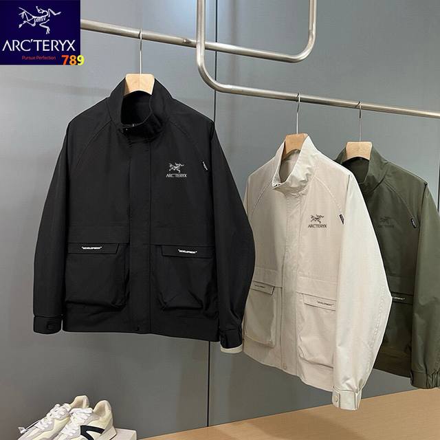 始祖鸟Arcteryx新款男士立领夹克外套！经典时尚款，户外休闲都可驾驭！客供Wee Burly防风防水面料，舒适保暖！立体裁剪版型，胸前化骨鸟印花，精致饱满，