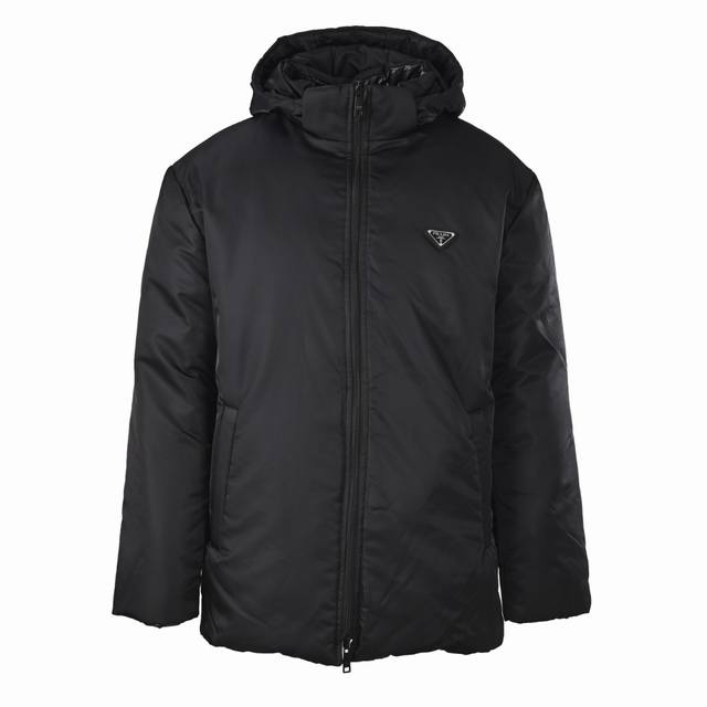 prada普拉达prd 三角标尼龙面包双面连帽羽绒服 Re-Nylon短款羽绒夹克采用环保的Re-Nylon材料，面料密度非常高，抗撕扯性强，有较强的挺度和耐磨
