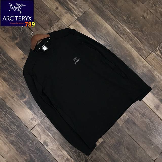 鸟家圆领竖条训练贴身超柔软舒适的打底 定制客供丝滑面料细腻柔软舒适 简单Logo点缀承接所有的能量和自己的Style 训练外穿绝对的power排汗极强 客供吊牌