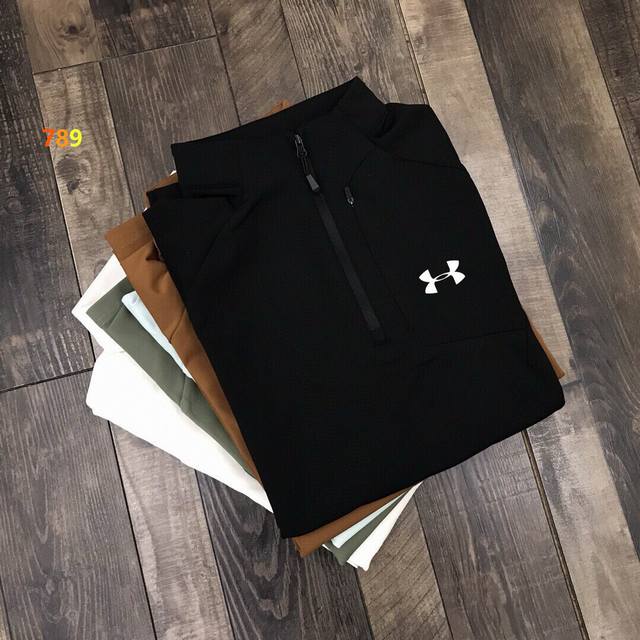 安德玛情侣款内里百搭薄绒保暖立领卫衣“摇曳” 定制客供面料保暖舒适透气性强 胸口口袋半拉链设计完美好看 简单Logo搭配整体简约风好看大气 外面面料丝滑内里加厚