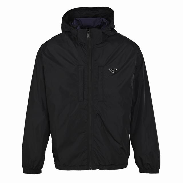 prada普拉达prd 竖袋双面穿再生尼龙连帽夹克外套 选用品牌标志性的再生尼龙面料，与传统尼龙性能相当，具备高强度，抗撕裂，耐磨损等特性。其质地轻盈，同时又具