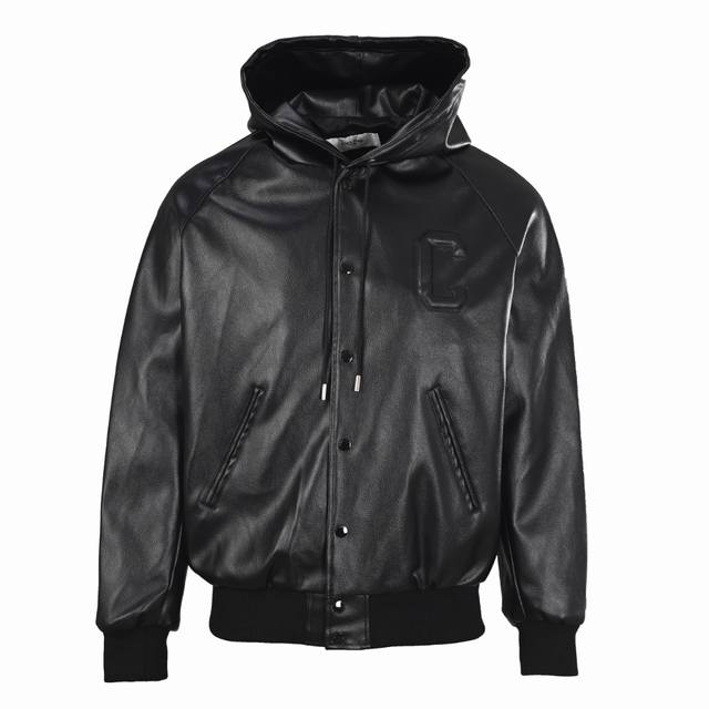 Celine赛琳Ce C标皮革连帽夹克外套 定制纹脂雅尊皮革，激光3D轮廓精准切割，采用先进的电脑激光机技术，对皮革进行高精度切割出“C”字母的轮廓，通过海绵垫