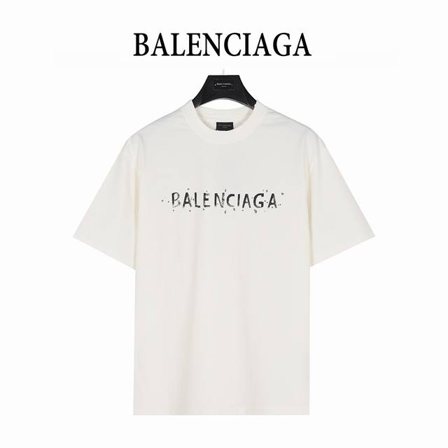 Balenciaga 巴黎世家 25Ss 字母双B手绘水洗破洞短袖T恤 购入原版对版操作。领口，袖口，下摆均采用破洞工艺处理 克精梳棉面料，洗水后达280克全棉