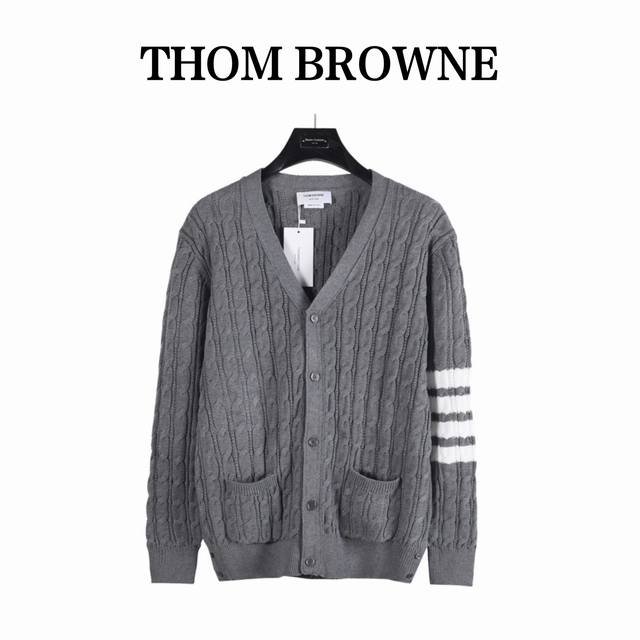 Tb粗针麻花针织开衫条纹羊毛混纺毛衣 Thom Browne 汤姆布朗 .Tb经典袖子四条纹针织粗针麻花针织开衫毛衣 意大利产地小标 意大利产地洗水标 料子采用