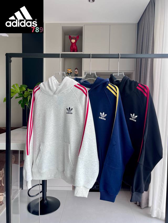 三叶草撞色三杠卫衣 阿迪达斯Adidas 三叶草休闲撞色三杠连帽卫衣，名副其实的百穿不厌系列，Os版型上身效果超赞，三个配色都是超级好看的，三个色也都巨好搭，太