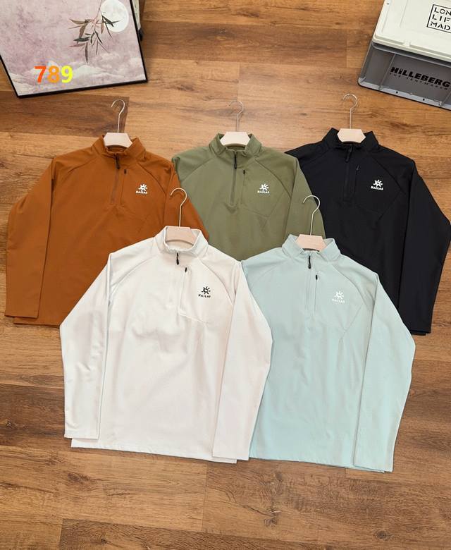 拉绒# 2025凯乐石初春新款半拉链拉绒长袖情侣款打底衫！ 面料轻盈柔软，触感舒适自如。它的设计灵感来自野外跑步，其舒适且能适应各种气候，迅速成为高强度活动的必