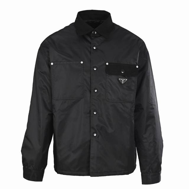 prada普拉达prd 三角标翻盖棉服外套 定制尼龙斜纹防护绸，内里丝绒云棉片，厚重扎实，采用进口专机红外线定位，纯手工水后拆卸工艺，套里布与棉片完美结合得更为