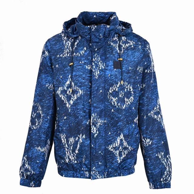 Louis Vuitton Lv 蓝印染印花连帽夹克外套 正品25300购入，采用高密度棉质府绸，内里采用锦缎府里布，布匹直喷，定位裁床，定制章仔、链条、吊钟、