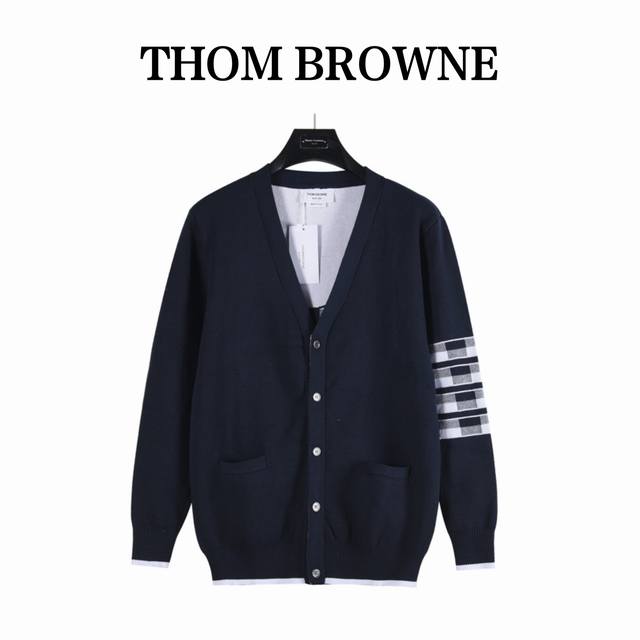Tb针织后背小狗条纹袖子撞色开衫羊毛混纺 毛衣 Thom Browne 汤姆布朗 .Tb经典后背小狗图案针织毛衣五扣开衫 袖子条纹白灰撞色设计 领子采用高端包边