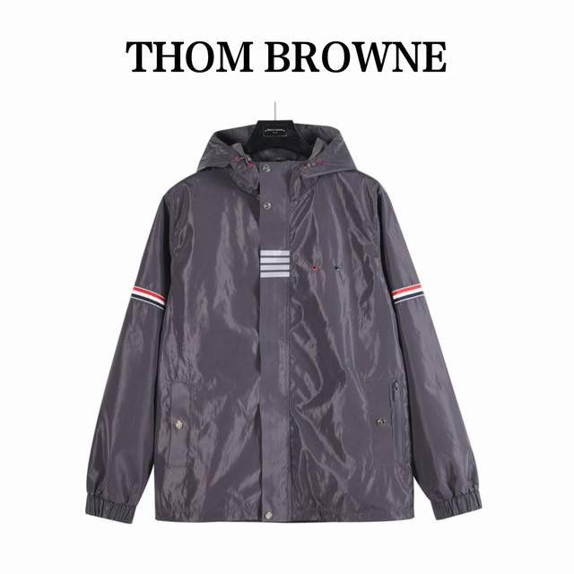 Tb冲锋衣外套双袖标反光四杠 Thom Browne 汤姆布朗 .Tb外套双袖标防风防水反光四杠冲锋衣 整件采用成熟高强度压胶工艺 看不到线路走线 呈现高档科技