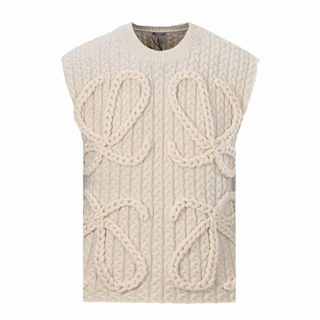 Loewe罗意威 Anagram 麻花编织毛衣背心 定织丝光羊毛浮雕针织毛料，厚重扎实，手摇专机浮雕花型工艺，全域扭绳编织带复合双工艺，整件服饰均采用扭绳+织带