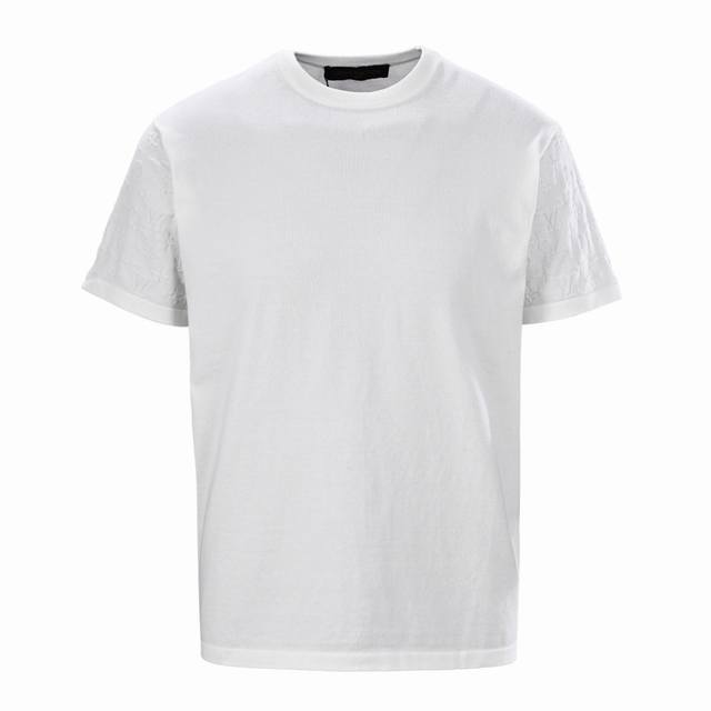 Louis Vuitton Lv 袖浮雕提花压纹短袖T恤 定织尊享细密绒织，提花压纹点缀于衣袖，令士提花织法，通过经线，纬线的交错与组合形成凹凸有致的Lv 标识