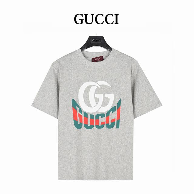 Gucci 古驰 25Ss 双G印花及Gucci红绿发泡印花短袖T恤 这款单品出自Gucci Lido系列，设计灵感源自意大利海岸的夏日风情和海滩俱乐部。 早春