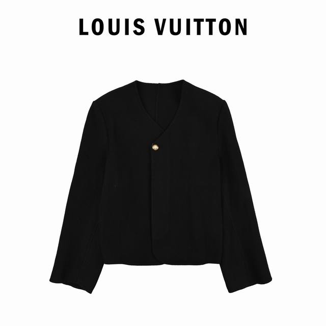 Louis Vuitton 路易威登 菲董珍珠扣无领毛呢外套 原版25,900购入开发，采用百分百纯羊毛面料定染黑色纱线纺织的毛呢面料。胸口珍珠扣采用纯铜烤漆制