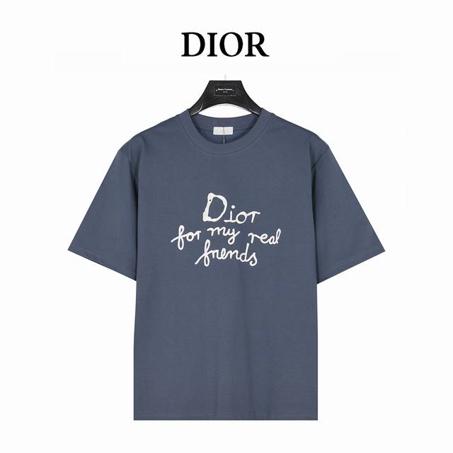 Dior 迪奥 And Hylton Nel联名 标语刺绣短袖T恤 这款 T 恤展示来自 Dior And Hylton Nel 联名系列的 Dior For