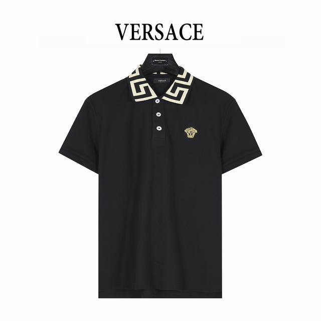 Versace 范思哲 美杜莎头像金标刺绣短袖polo杉 定制珠地面料，质感十足，不仅细腻亲肤，且透气性优越，让您在穿着时时刻感受舒适。 品牌标志性的轻奢主义在