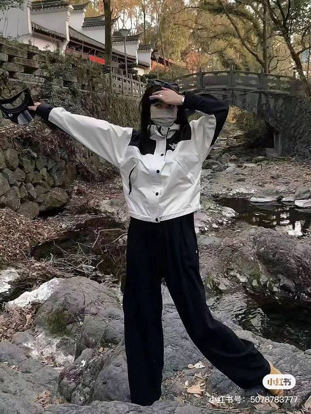 掌柜推荐 The North Face 北面Tnf 经典1990冲锋衣短款 白色色上身图一览