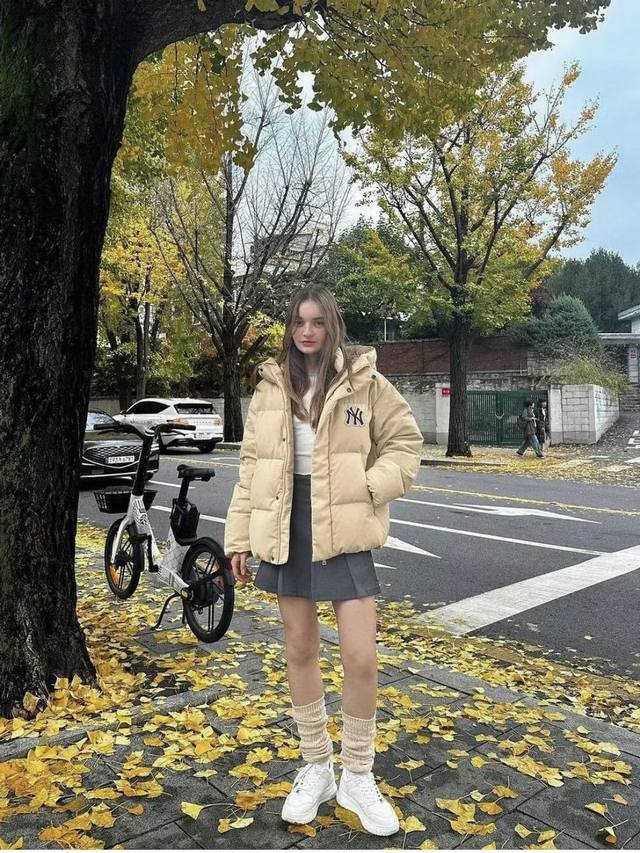 模特上身效果 Mlb新款后背毛巾刺绣 羽绒服 尺码Xs－Xxl盐系Cp冬日高甜片段公开在追的盐系Cp在线发糖 与Mlb盐系羽绒一起率性入冬，解锁冬日高甜剧情Ml