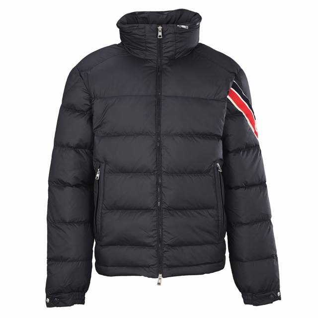 Moncler蒙口Mc 三色袖条纹织带立领羽绒服 面料采用40D尼龙面料，尼龙面料轻盈且耐用，尼龙面料手感柔软舒适，夹克上醒目的红色和白色条纹装饰，简洁大方的拉