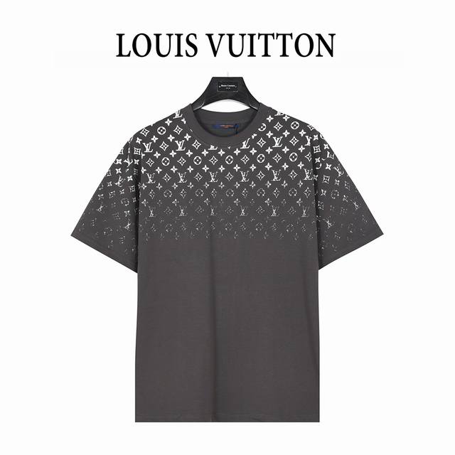 Louis Vuitton 路易威登 老花渐变印花短袖T恤 面料采用32S双股纱精梳棉紧密赛络纺纱线，克重 G， 配套1*1横机全棉螺纹，整件衣服前后幅左右袖均