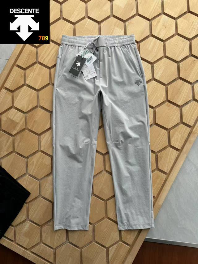 想要在户外尽情挥洒汗水，又不想被衣物束缚？迪桑特户外休闲弹力速干长裤，就是你的绝佳之选！ 裤子采用立体裁剪工艺，依据人体工程学设计，完美贴合身形。无论是剧烈运动